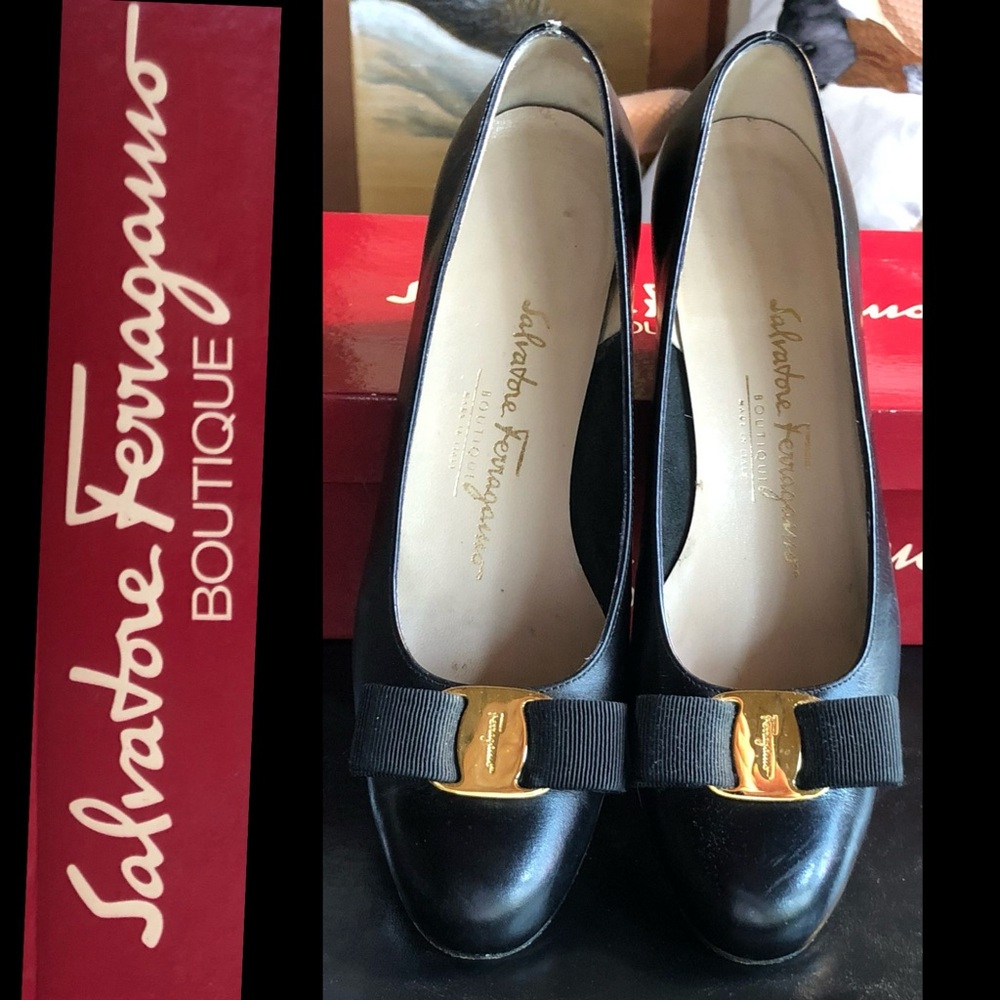 Salvatore Ferragamo Vara Pump Size 7B in Nero Calfskin